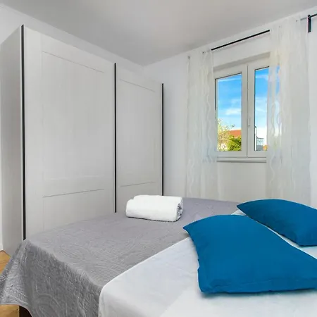 Lucia ロゾヴァック