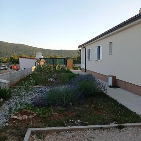 Lucia Ferienhaus Lozovac