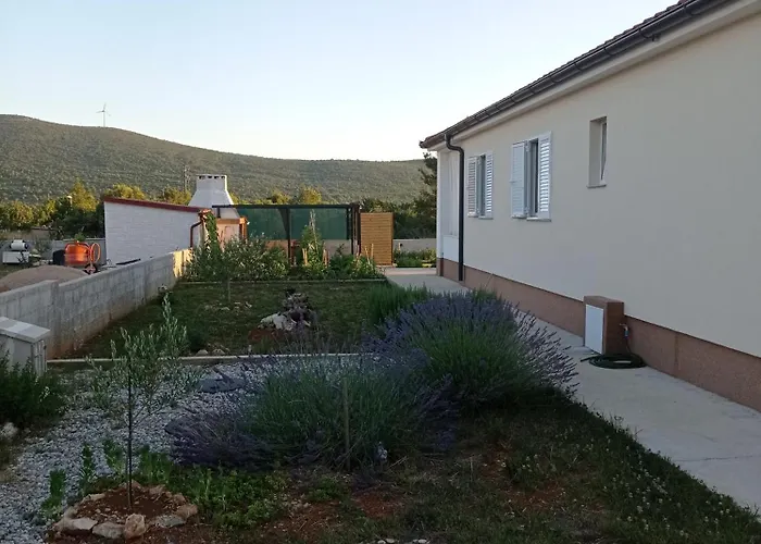 Lucia Tatil Evi Lozovac